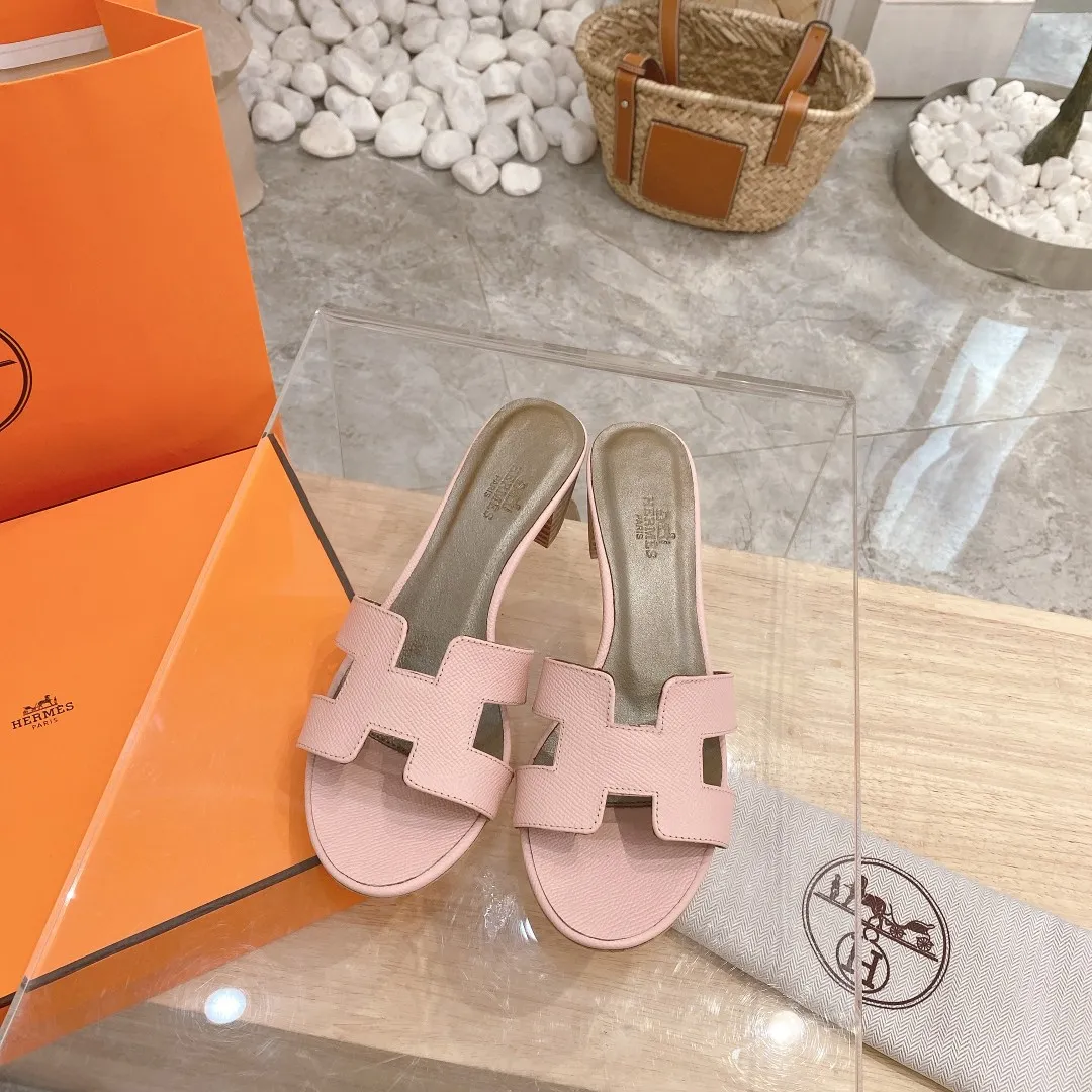 👟👟Ex-factory price 300👟👟 Genuine leather sole +40 🦄Hermès "Palm Print" has added new color sandals, "Year-round shipment" with three-dimensional concave and convex feeling on the classic "H" upper... It is a must-have item in your wardrobe, and it is magically versatile in this summer! This model fully demonstrates the classic Hermès style "palm print". Classic calfskin material ~ imported sheepskin. Lining 🐎Size: 34~42. Heel height ② type: low heel 1.5cm. Medium heel 4.5cm. Genuine leather sole +40 rubber sole.
